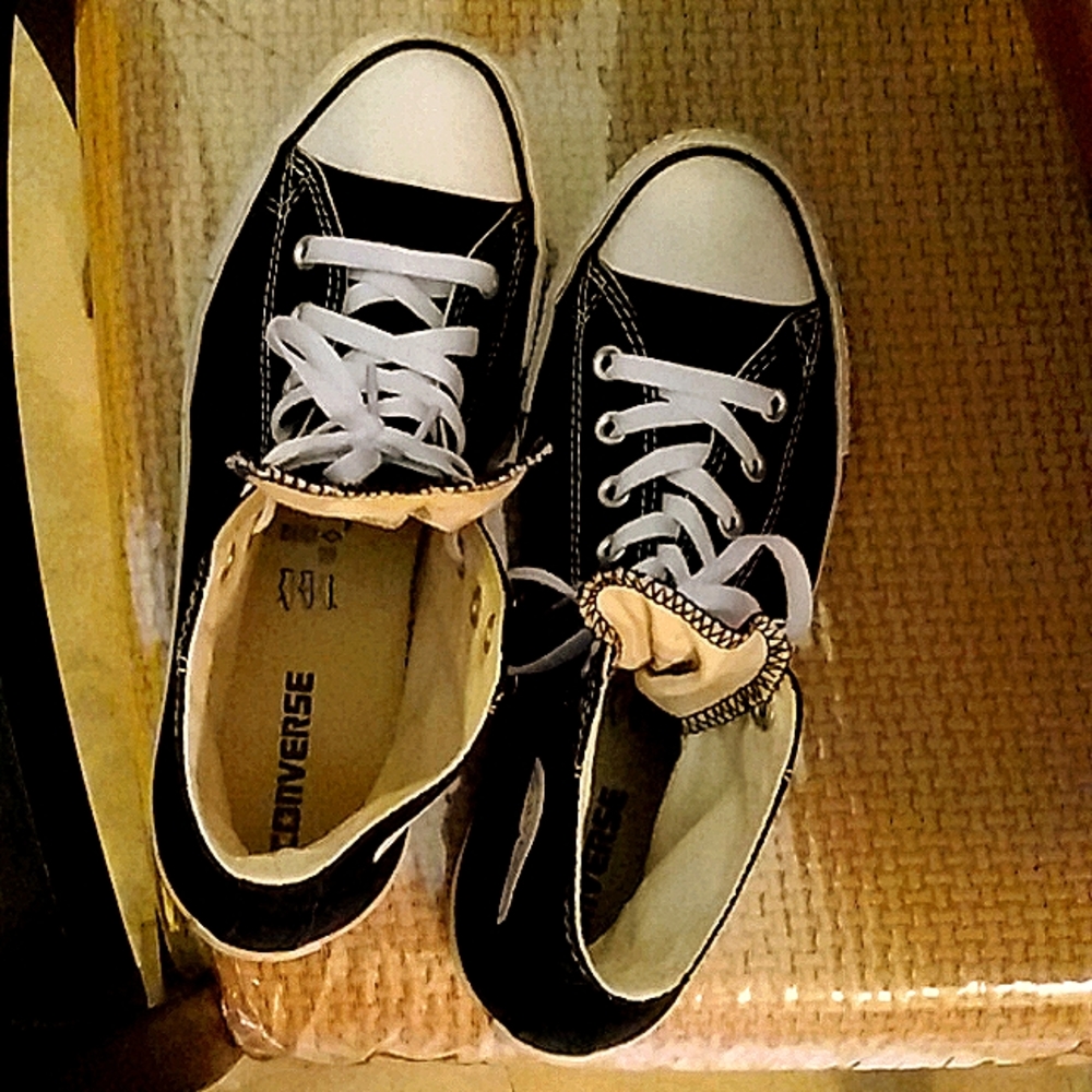 Midtops chuck Taylor's converse shoes 👟. BLK and white mid top shoes